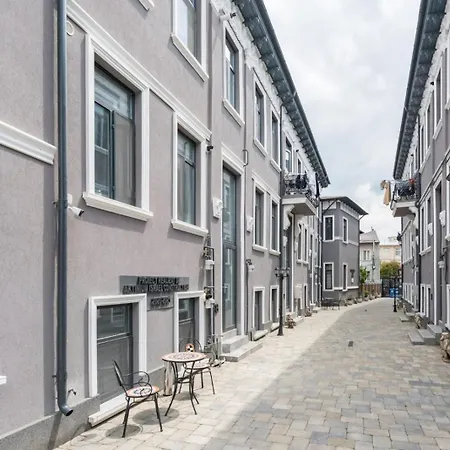 4 Apartment *